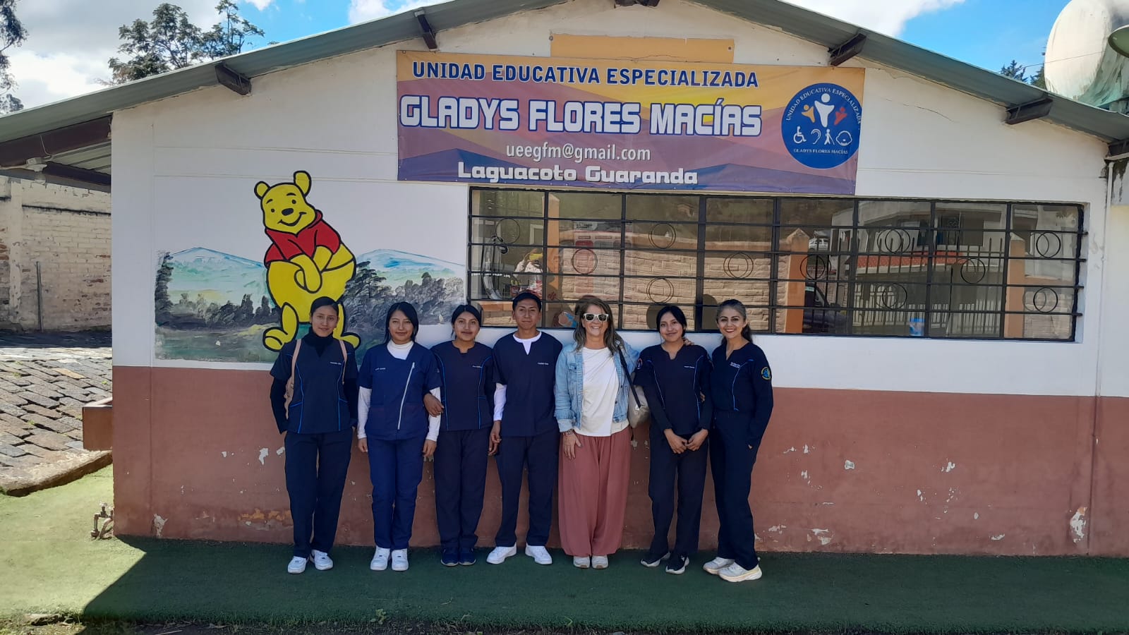 Equipo de NeuroFun frente a la U.E. Especializada Gladys Flores Macías