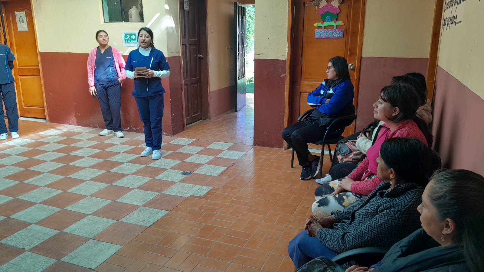 Practicantes de NeuroFun dirigiéndose a las familias