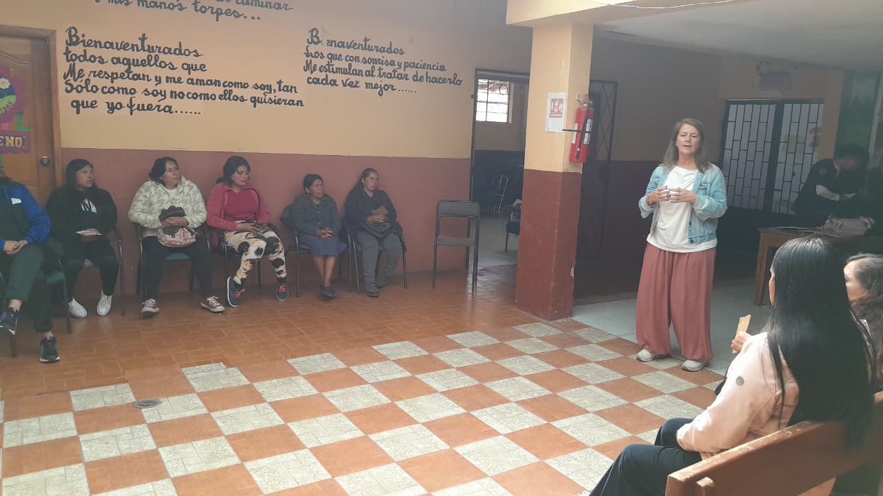 Padres y cuidadores participando en el taller